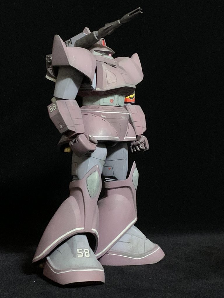 全体に水性ホビーカラーのグレー（ねずみ色）につや消し剤多めに混ぜて、スポンジチッピング。
白のラインに改めてウェザリングカラーのマルチホワイトを入れました。