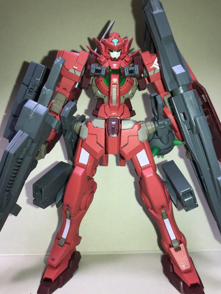 正面
頭部マスクの白と、胸部コンデンサーを塗装しています。