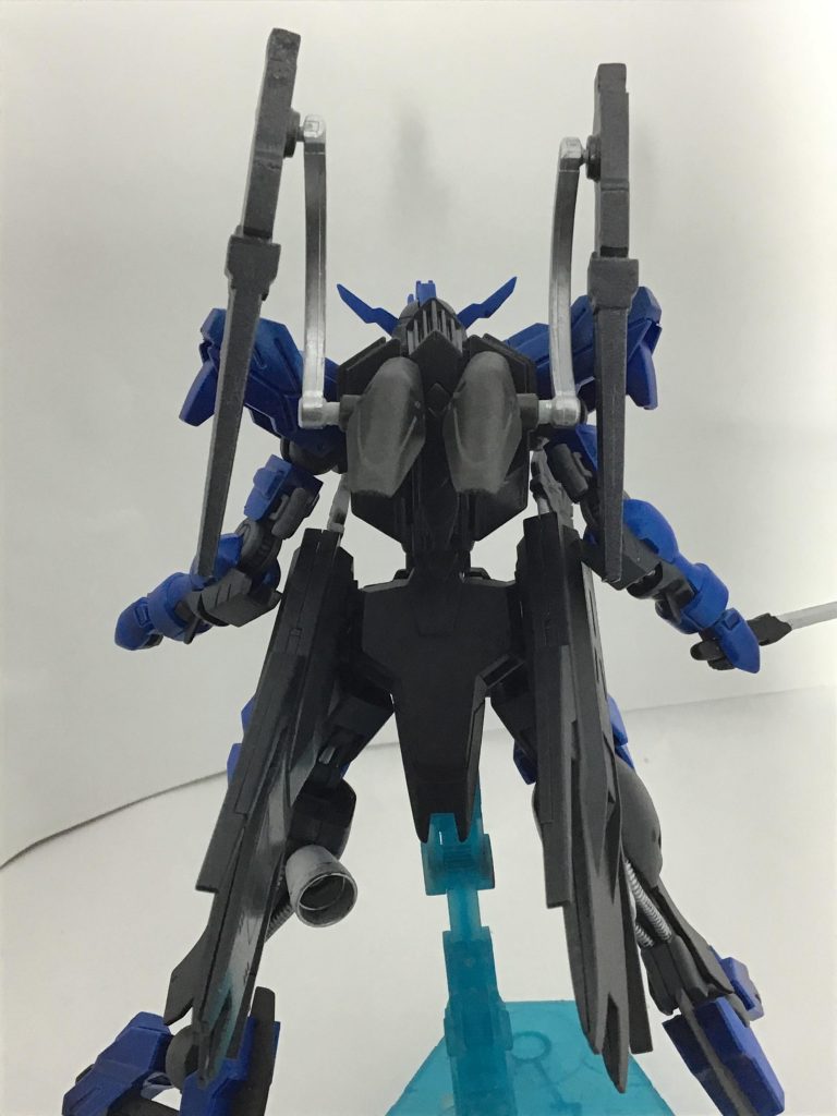 バックパックはバルバトスルプスの物をベースに、コトブキヤのエクスアーマーセットのパーツを組み合わせて、レールガンを接続してます。