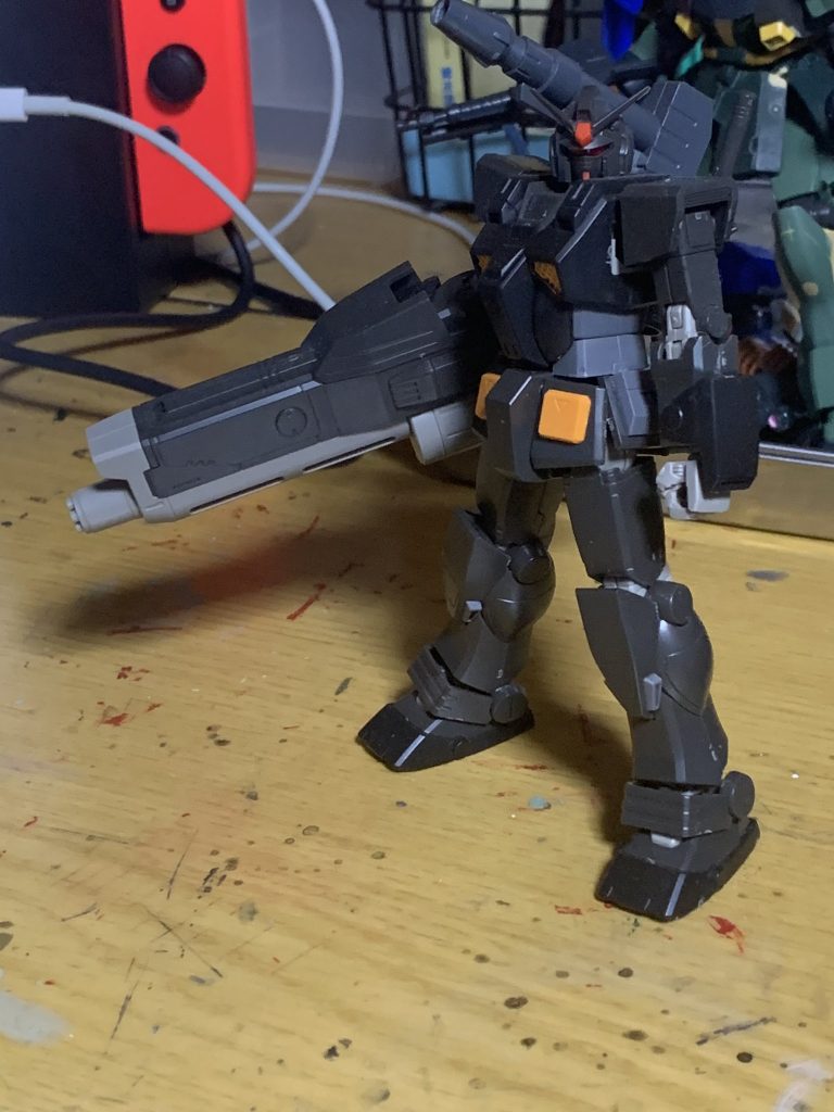 股間も腰もフレームランチャーの重さに負けるわ余分なディテールを埋める気力も湧かないわ…仕方なく戦場の絆で親し…んでは無いけれども見慣れた色に色変えだけ。黒に白はしばらくやりたくない。そのうち専用バズーカを作ってライフルとシールドも持たせた別機を作りたい。