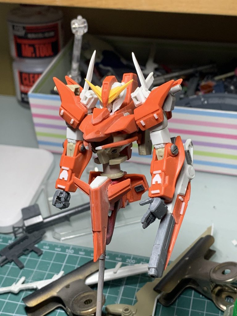 肩幅も狭めて制作
腹部と股間の関節をアルケーの物を使用して稼働範囲を広げてます。