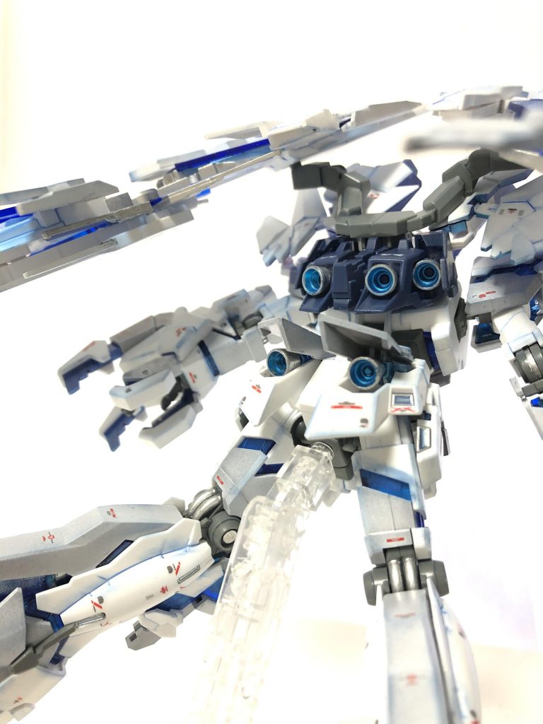 バーニアはシルバーとメタブルーで塗装
関節部や脚のスラスターなどもシルバーに