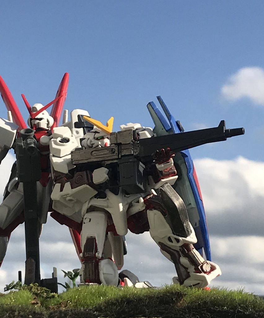 試製76mm分隊支援機関銃
ザフト製MS「ジン」の武装を参考に開発された実体弾兵装。
オーブ国内で新規に製造された76mmFMJ弾を使用、確実な動作性と高い制圧力を持つ。
ビーム兵装と違い稼働にはMS本体のエネルギーを必要としないので機体の継戦能力に一役買っている。
このモデルでは銃身が機関部と一体化しており連続射撃後の銃身交換が出来ないという欠点が指摘された為、
現在他の兵装と並行して改良型の開発が進んでいる。