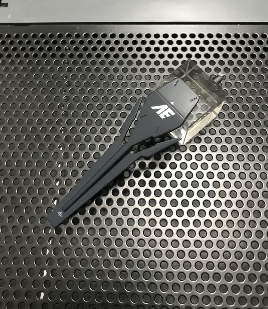 シールドのデカールワーク途中