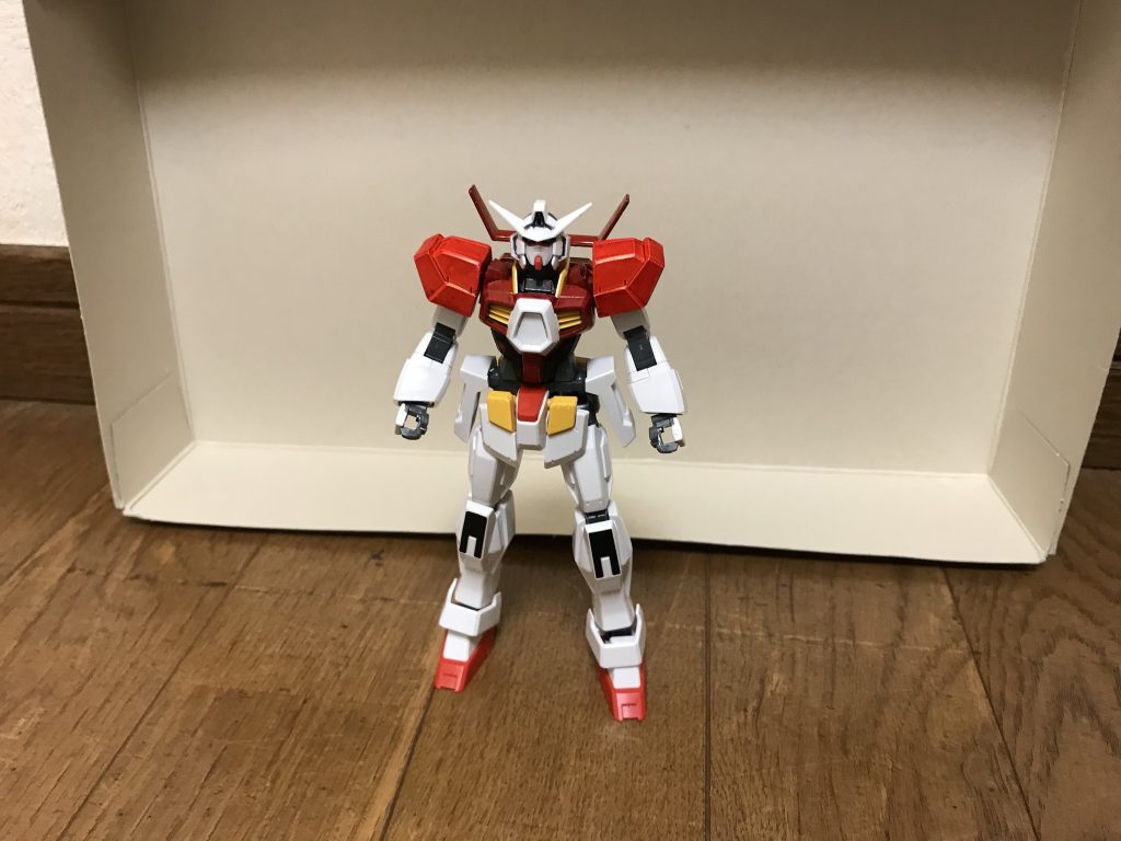 機体名:ガンダムAGE-1レッドホッパー全高:16.5m重量:12.8t反コーディネーター団体「ブルーコスモス」が、「対ザフト・対コーディネーター専用機」として、極秘で地球連邦軍と共同開発していた高性能MSの1号機。外観頭部センサー群の発光は緑のままだが、コクピットハッチはカバーで蓋されている。