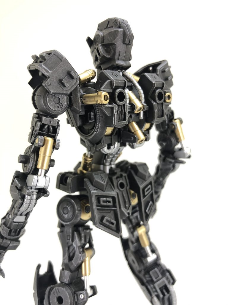 背中はシリンダーとチューブがいっぱいで部分塗装が映えます。