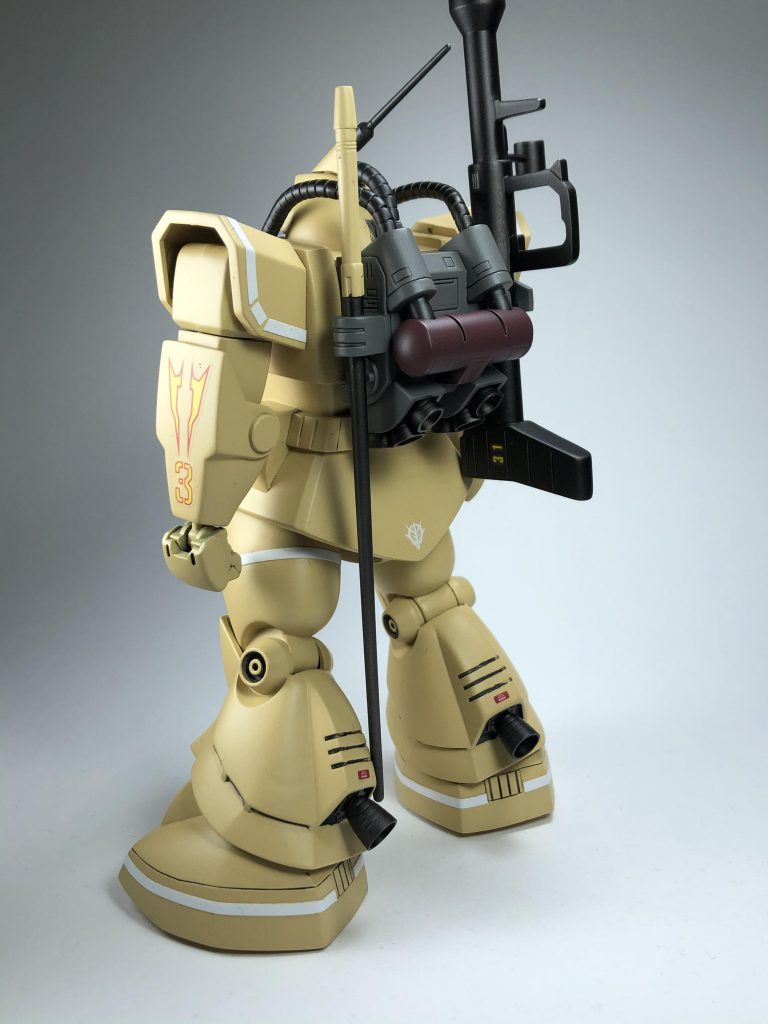 ドムのたくましい後ろ姿