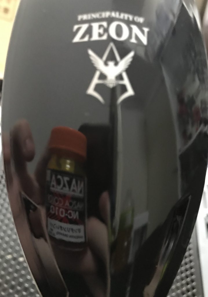 シールドのグロス塗装です。中研ぎ前の段階ですが、この時点で鏡面まで仕上げています。