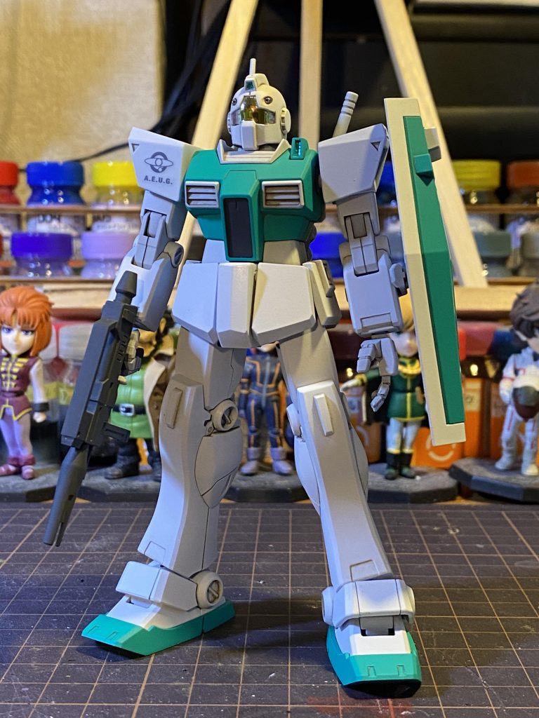 初投稿です！よろしくお願いします。エゥーゴのジムⅡをつくりました。素組みです。色数を減らしてオシャレに！ガイアのビリジアングリーン綺麗！ということでこんなカラーリングです。イージーペインターと筆塗り。想定よりグリーンに白を混ぜ過ぎましたが、ティターンズに対してクリーンなイメージを出したいエゥーゴ感ということで自己解決。