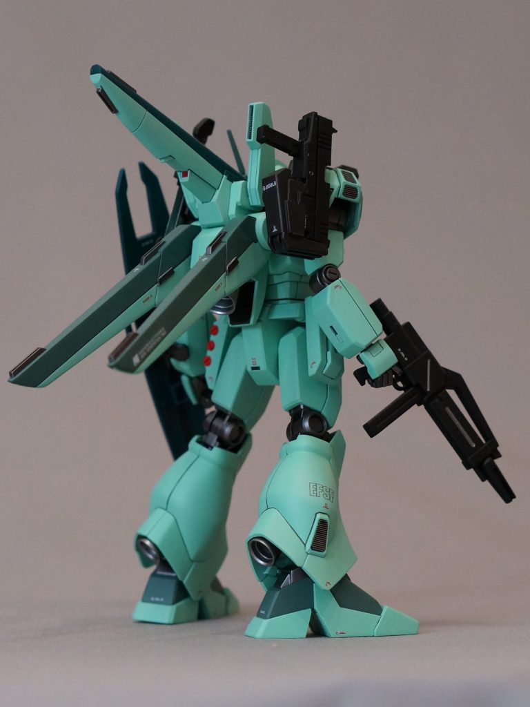 バックパックはスタークジェガンとノーマルジェガンのミキシング。装備はコンロイ機をイメージしてハンドガンとコンバットナイフを装備していますが、マウントの位置はそれぞれ両肩の位置へと変えてみました。