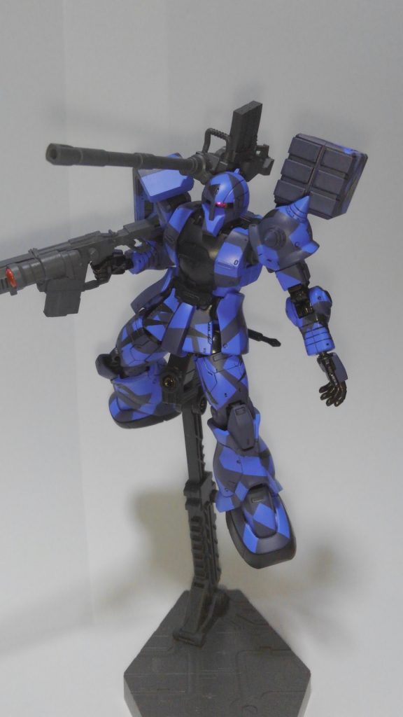 長距離戦用のアグレッサー、ということで背負い物には遠距離砲とミサイルコンテナ。
ミサイルコンテナは攻撃用ではなくチャフ弾などの攪乱用での使用を想定。
ザクⅠのバックパックに空いていた穴がちょうど3mm径だったので、
そこに市販のビルドパーツを合わせた感じです。