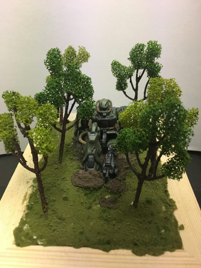 KATOの木と草を使ってます。
土はタミヤのテクスチャ塗料です。