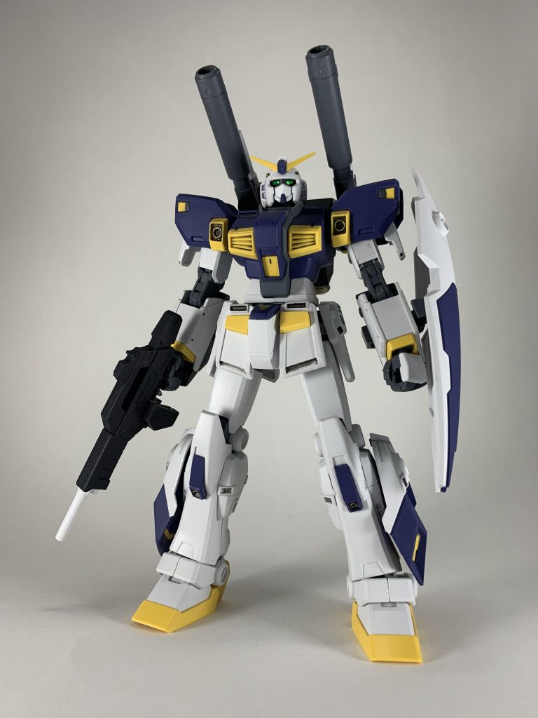 立ち姿登場するゲームによってカラーリングやカメラアイが異なるようですが、緑のカメラアイにしました。