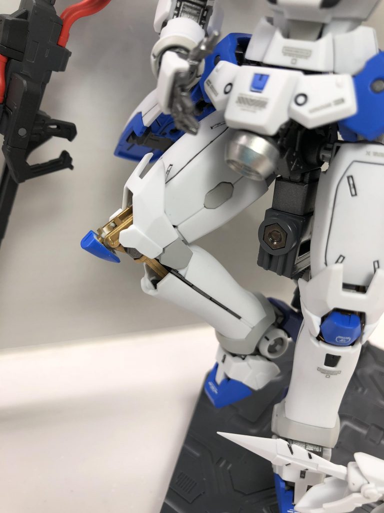 アクセントとして、膝曲げた際の、露出フレームをゴールドにしてみました。