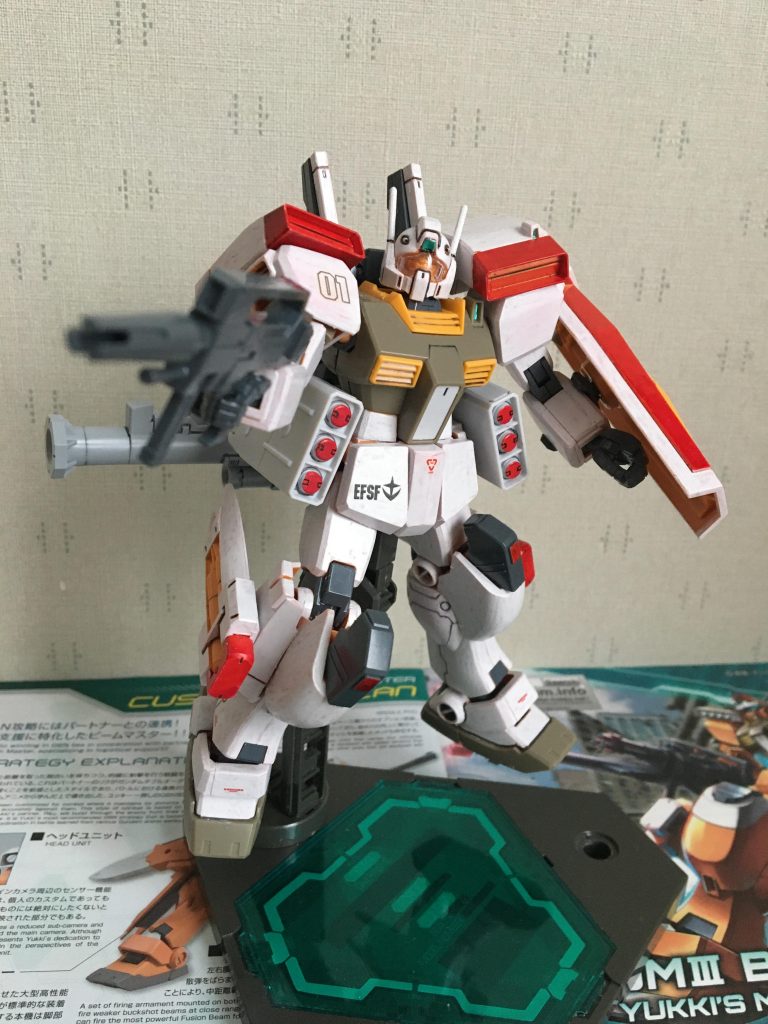 ジムⅢビームマスターの余剰パーツを使ったジムⅢを作りました。
色はガンプラペンで、白、赤のほうで塗装しました。ただし、あえて、足のミサイルポッド部分の一部はジムⅢにジムⅢビームマスターの技術を使うという形をしましたので、オレンジのままにしました。