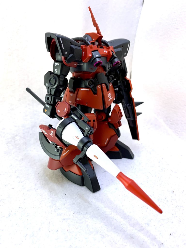 戦斧と槍、マシンガンの特性を持つ武器を所持。