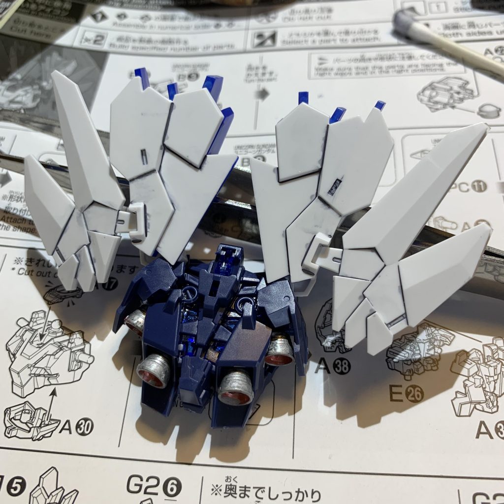 バックパックのバーニアをシルバー、内側を赤く塗装しました。