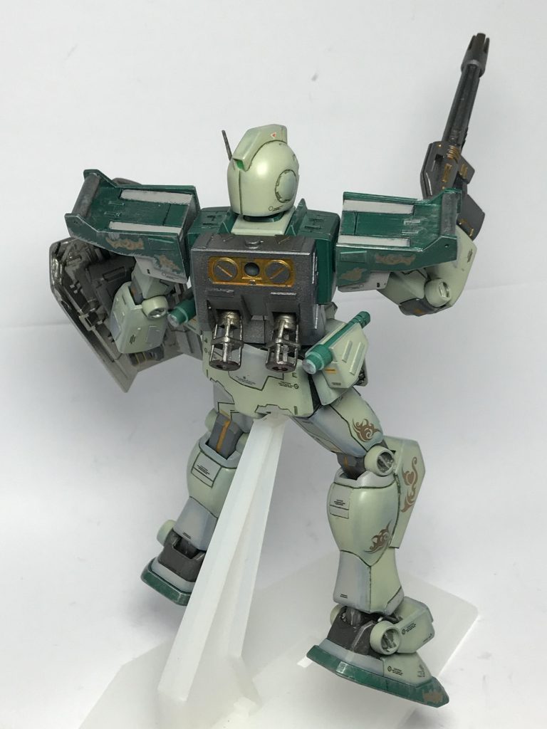 バックパックのサーベルラックを排除して大型化
左右の腰にサーベルラックを作成