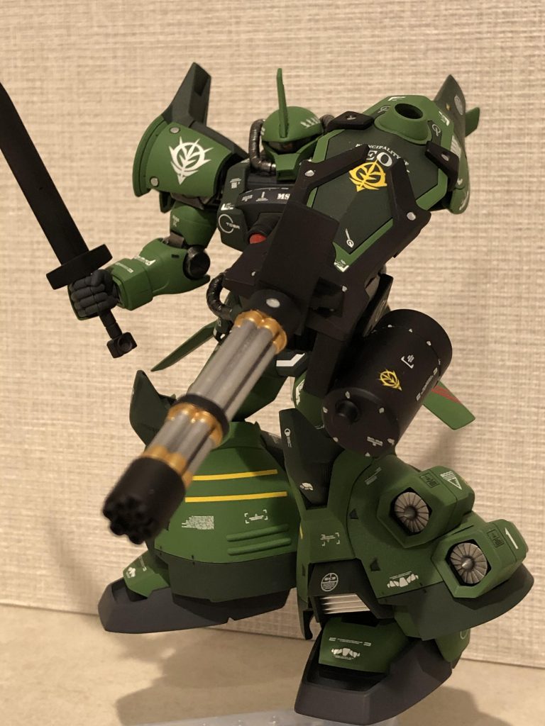 左斜正面から。下半身が大きいのでズッシリとした重厚感を感じます。また肩アーマーを塗り分けたので、脚のスカート部分を塗り分けてコントラストを付けました😁上手く塗り分けられましたし、この緑の濃淡がとても気に入っています‼️