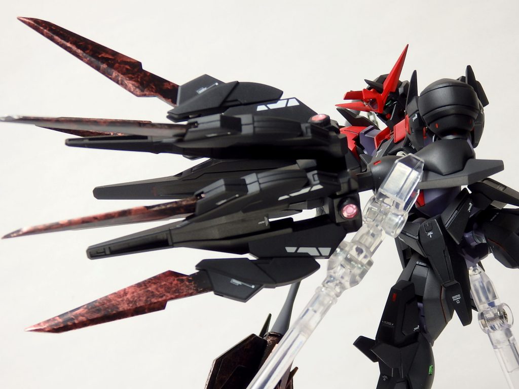 ~ACTION5 tail unit〔claw mode〕~
テールユニット本体を腰部アームから切り離し拳に装着、テールユニット クローモードとなる形態。大型の鉤爪は一切の容赦をすることなくガンプラを切り裂き破壊する。