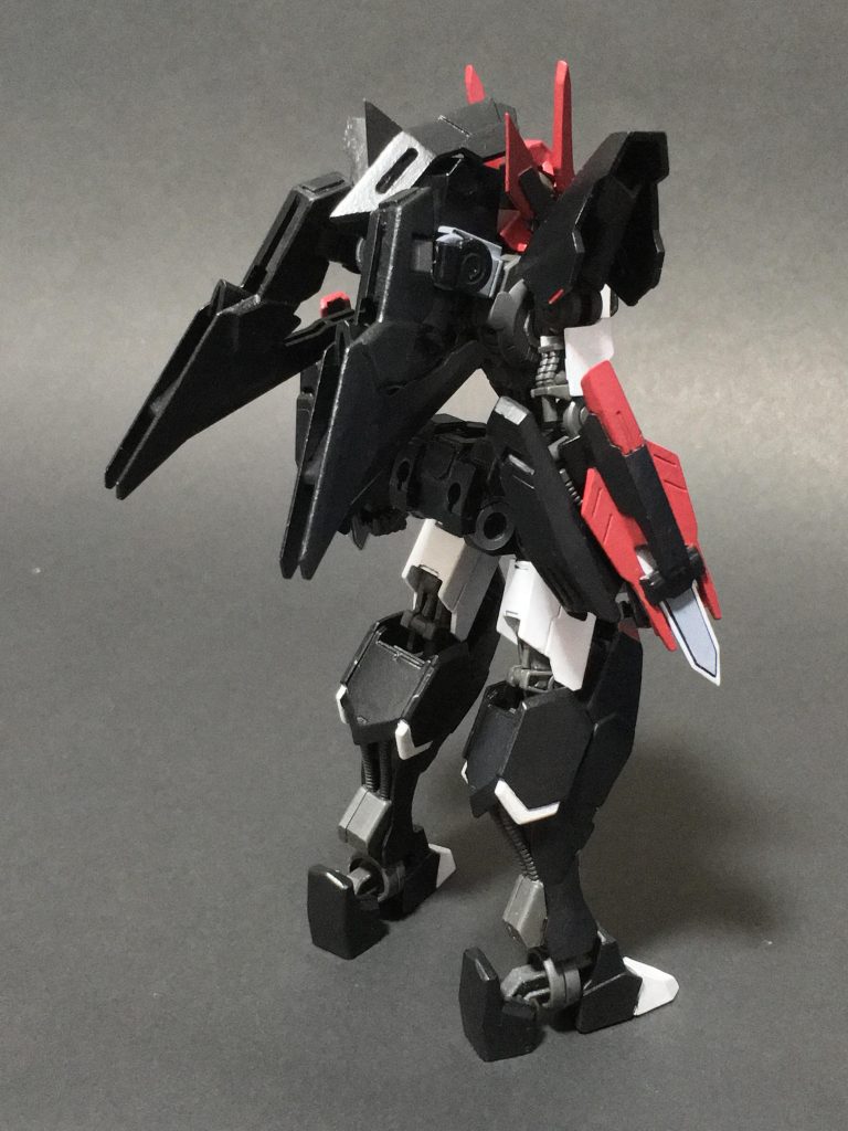 背面
## ガンダム・グラムブレイズ
鉄血のオルフェンズに登場するガンダム・フラウロスのHGモデルをカスタムビルドしたガンプラ。
同作品の外伝に登場するガンダム・グレモリーをイメージベースとし、様々な要素を付加して完成された。
機体名はグレモリーをもじった「グラム」に、炎を意味する「ブレイズ」を加えたものである。
「高速で相手との距離を詰め、近接戦で圧倒する」ことをコンセプトに、2つの戦闘形態を使い分ける。