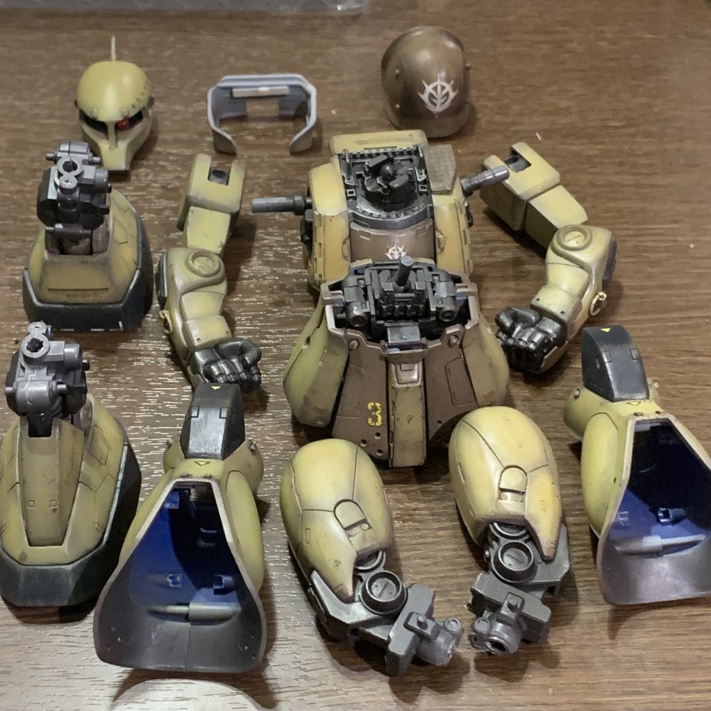 大まかなパーツ分割はこれくらいです。
モノアイはミライトを仕込めるようくりぬいてます。
足はあとハメ出来るようフレームごとバッサリ。
襟首周りとお腹の中身は少しだけジャンクパーツ貼り付けて完了としました。