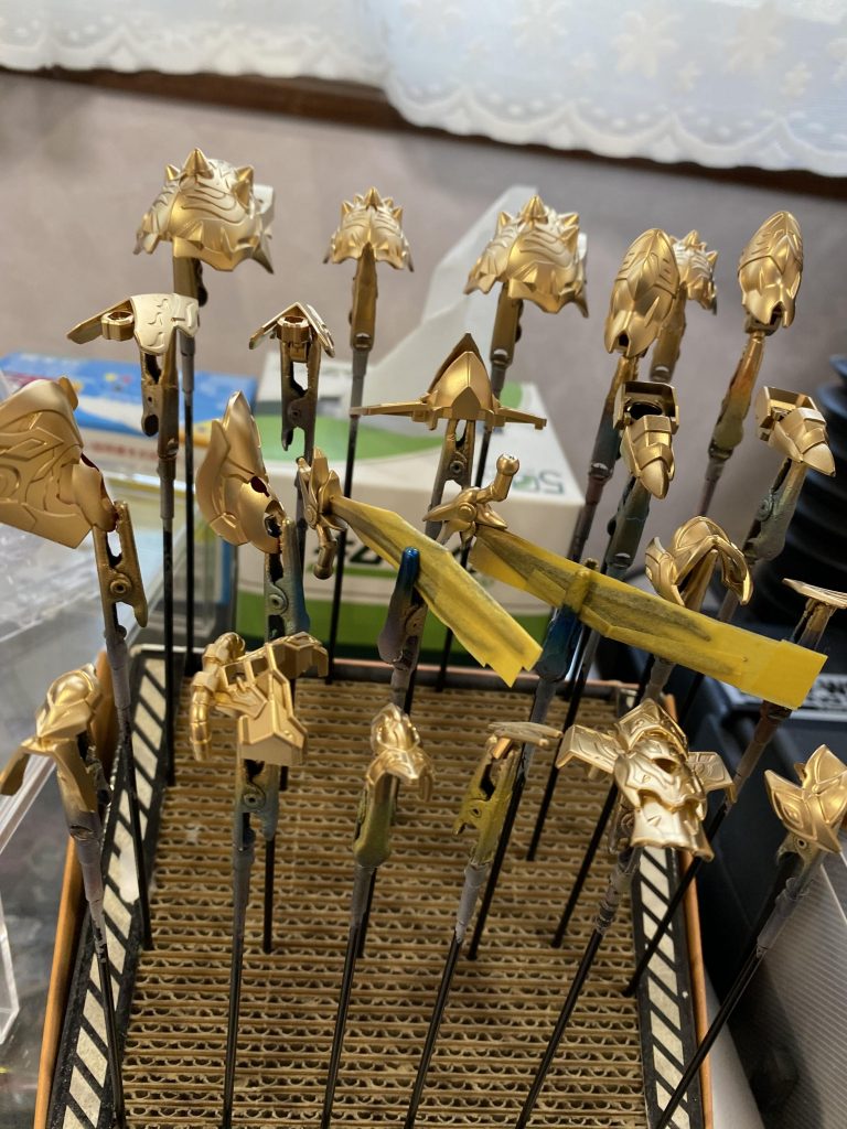 ベースの金はクレオスのGXレッドゴールドを使用
ガンダムマーカーのレッドゴールドと同じ色ですね^_^