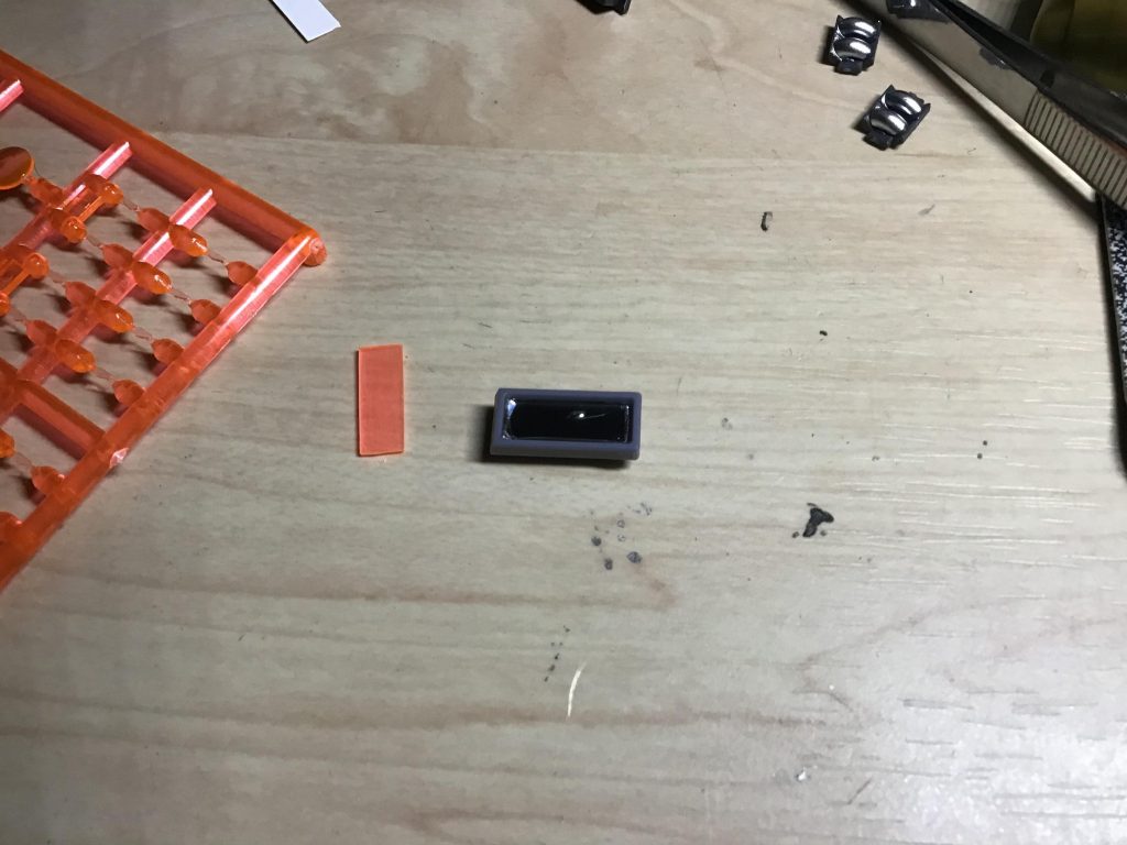 ランチャーのセンサー部は、下にミラーフィニッシュを貼って、その上からクリアパーツのランナーのタグを切って削ってして作った板を貼り付けてます。