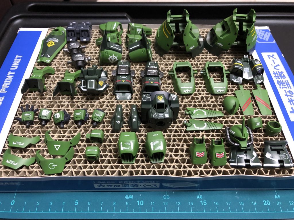 パーツ毎に分けてデカール添付中。これが組み上がっていく過程がたまらなく好きです🤗こう見ると結構パーツ数多いですね😅