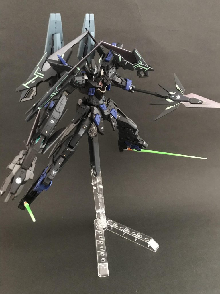 かかと部に隠し武器的な感じでビームサーベル装備。
超攻撃型ですね。