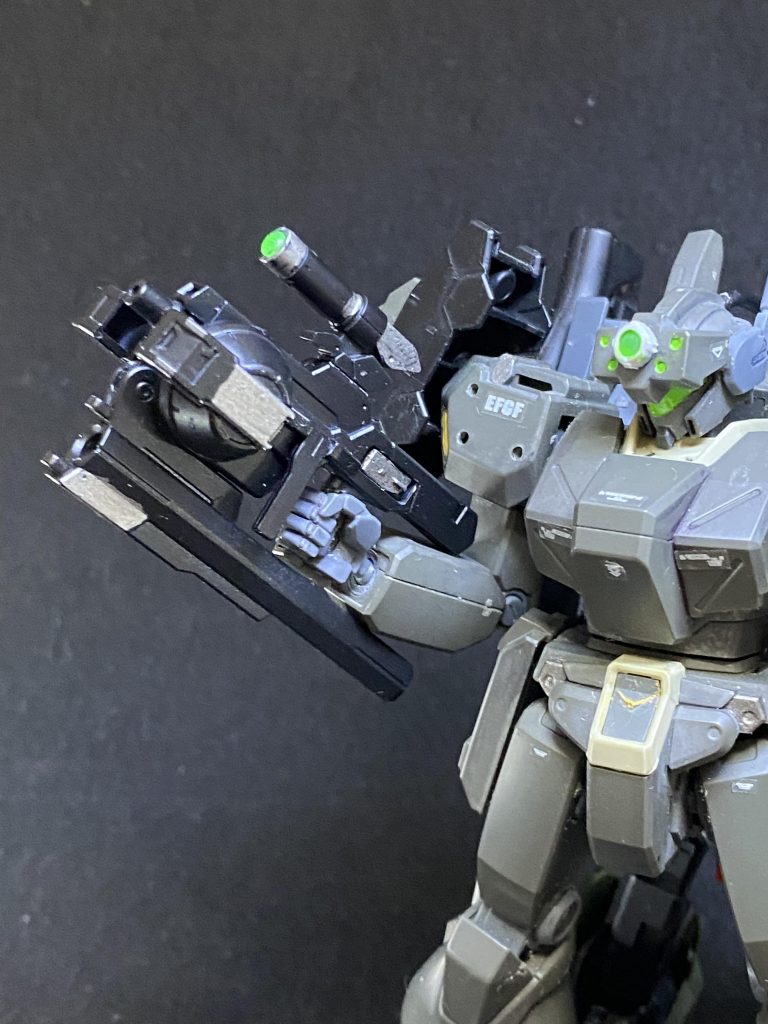 ジェガンのメイン武装はGNスナイパーライフル2。
本体にGNドライブが未搭載のために、GN粒子貯蔵タンクを2機増設している。