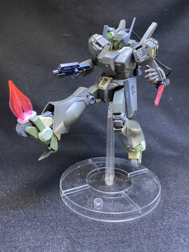 足甲にはクロスボーンのブランドマーカーを装備しており、敵の股間部を蹴り上げる。
キンテキ!