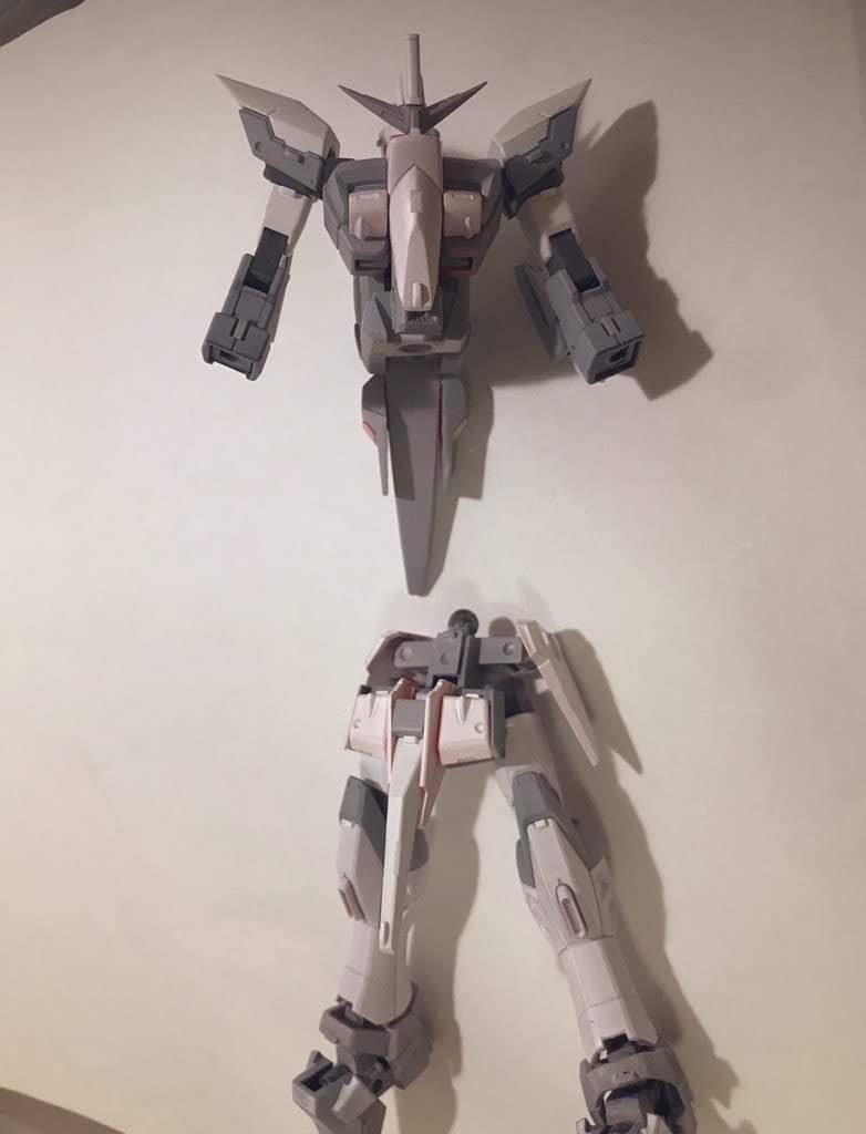 今回1番のポイントは腰を稼働出来るようにした事です。腰と胴体が一体になっていたので、切り離してプラ板とパテを使い腰をきれるようにしました。