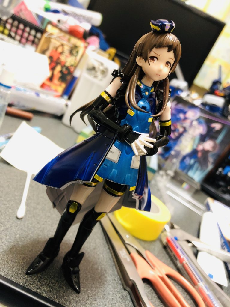 作業中の机の上で1枚パシャリ。
実は肩~二の腕パーツは2パターン作ってあり、こちらの画像は肌色のパーツを使っています。
ゲーム版とリアルライブ版の衣装の違いのひとつに「肩(二の腕)の肌が露出しているか否か」という点があるのですが、モビルドールサラのキットに肩パーツが2種類分含まれていたので両パターンとも作成しました。
(リアルライブ衣装だと二の腕がメタリックブルーのラバー素材に覆われていて、めちゃくちゃ見栄えが良かったですね……)