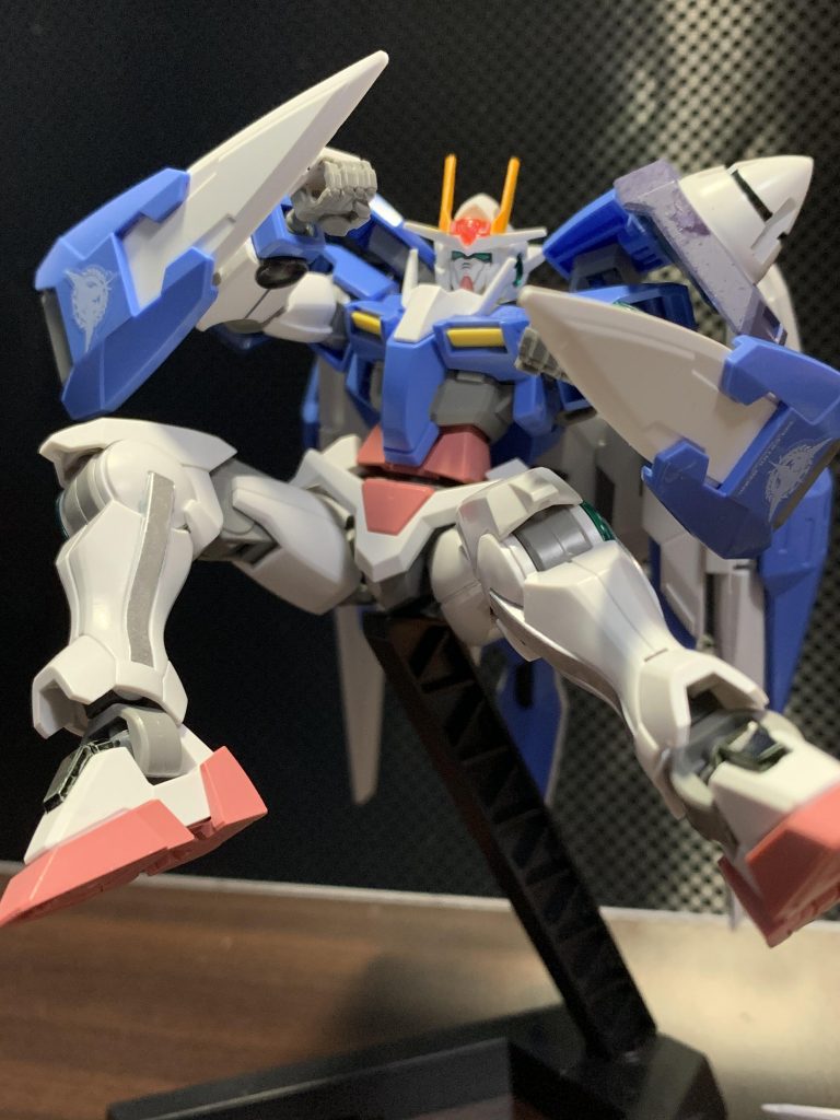 GNシールド
シールドも用途に応じて合体or分離して使用でき、肩に装備してアクションの邪魔にならないよう運用できる親切設計！