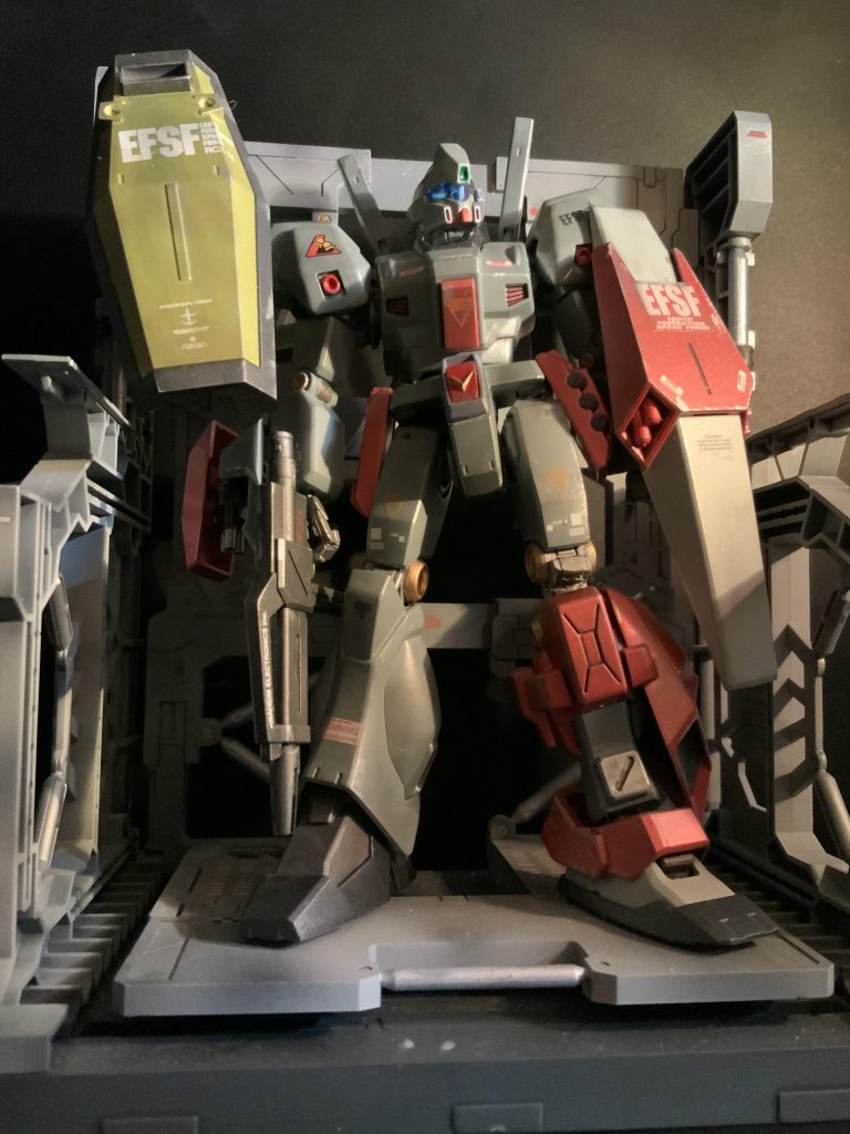 で、やられ役としてやっぱジェガン必要じゃね と言う事でこれもジムからパーツ取ってミキシング サンボル風パワードジェガンへ 足はあえてのアシンメトリーにしました しかし、微妙に両足の長さが違い調整にエポパテ使ったりと結構苦労しました