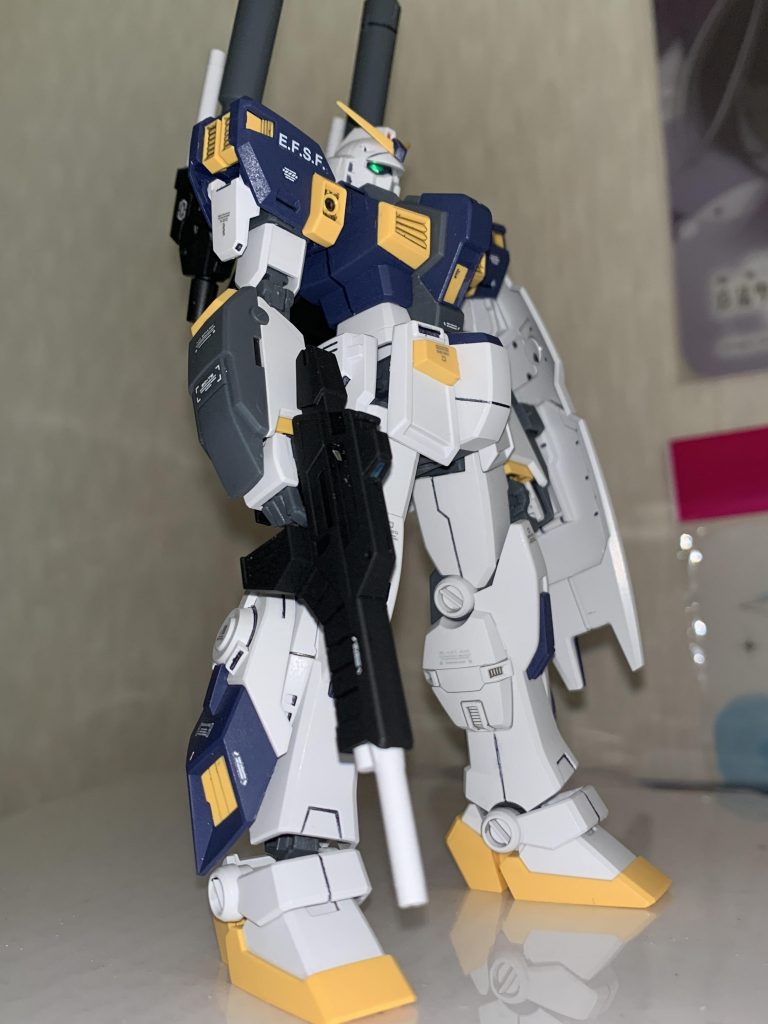 ツインアイは黒いフチ部分を切り取る際に事故が起きたため緑を使用。こっちも緑色部分を切り取って使用しています