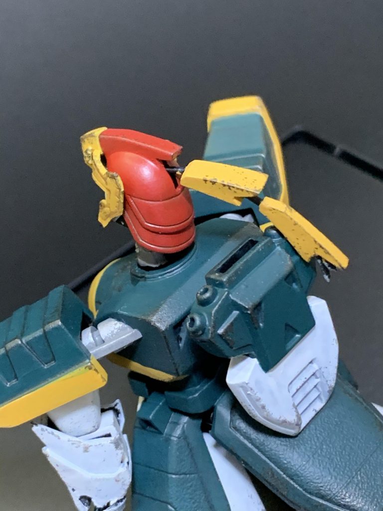 ちぎれた弁天は元々パーツがペラペラの一体成型だったので自作しました。フェイロンフラッグはコアランダーと一体成形なので切り取った後、断面を作り直しました。
ポーズを無理に変えると関節部の隙間が気になってくるので、フレームっぽいものが覗くようにプラ板やプラ棒を切り貼りしました。