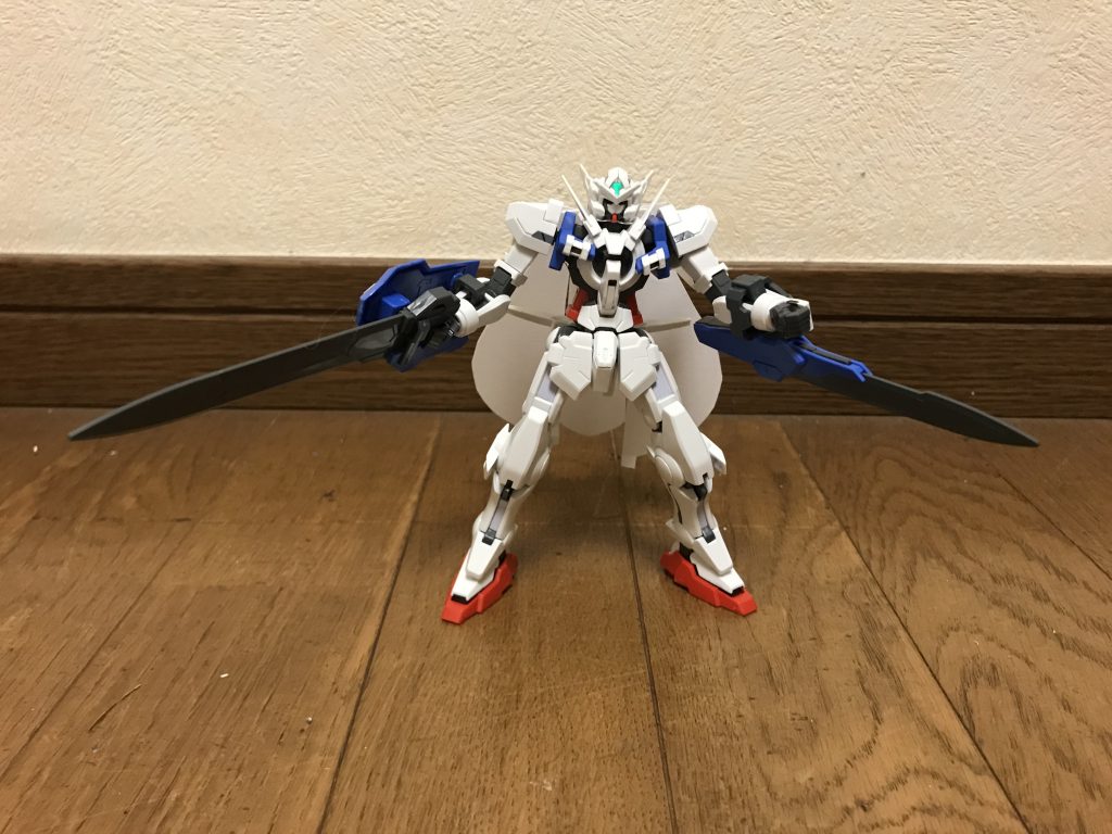今回は、独自設定に加えたモチーフが複数あります。いずれも「力を求める野心家」という共通点があると思います。最大のモチーフは、「仮面ライダーW」に登場する幹部クラスの怪人「ウェザー・ドーパント」です。その証拠として、各部の名称に「ウェザー」という名を付けています。二刀流という武装や戦闘スタイルでのモチーフは、「トランスフォーマー ギャラクシーフォース」に登場する悪役「スタースクリーム」を意識しました。マントや特殊機能の設定は、「仮面ライダー鎧武」に登場する悪役ライダー「仮面ライダーデューク」をモチーフにしています。