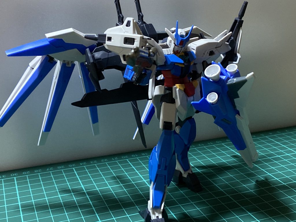 宇宙空間戦闘仕様となるTスタイル
シールドブースターを装備し高速戦闘にも対応可能
