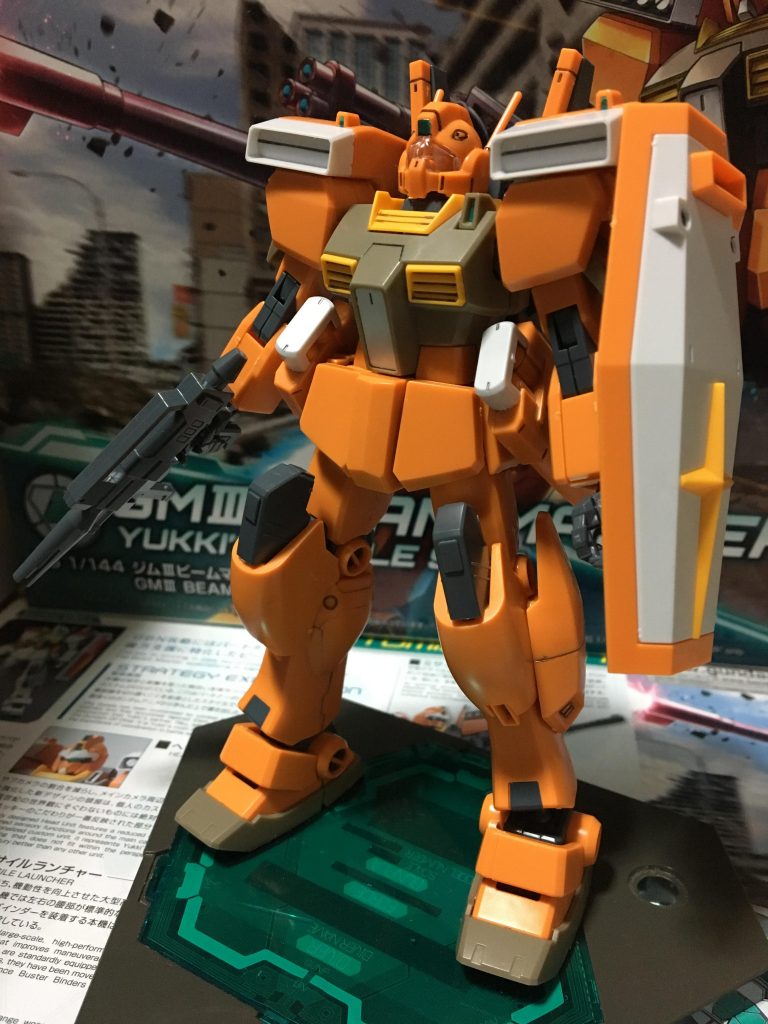 ↑余剰パーツでできたベース機となるジムⅢ
頭部のほうは1番上のカメラ部のほうに合わせて、ジムⅢビームマスターのシール部分の余った部分を切り取り、使用しました。