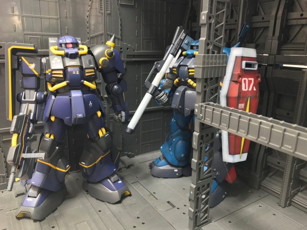 通常配備型（過去作）との２ショット。ちなみに過去作がガンダム系のシールドとバズーカを装備しているのは連邦製を強調する為。消耗頻度の激しい支給品は共通化した方がコストパフォーマンスが良く同じ組織内ならば本来はこの様になるのでは？と考証し他キットから流用しました。
