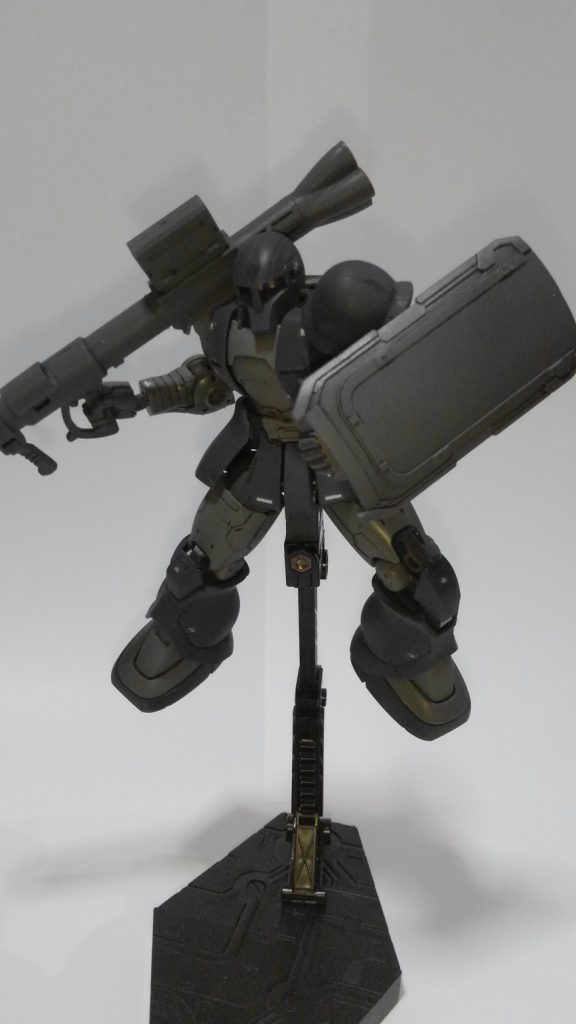 キシリア部隊機、ということで色合いは”黒”というよりも
非常に濃いグレーといった具合。
ザクには珍しい手持ちの大き目な盾にも惹かれました。