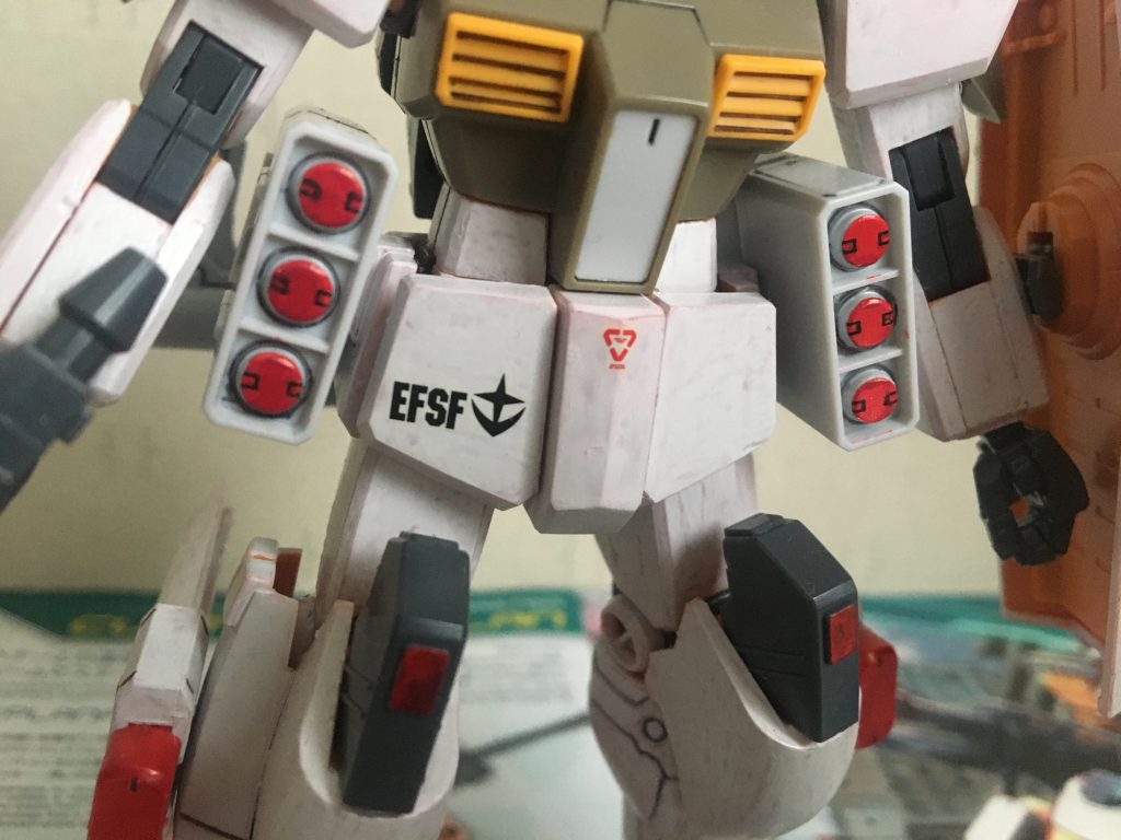 腰部分のほうは
余剰パーツのほうにガンプラバトルアームアームズのミサイルポットを装着する形を取りました。ちなみにミサイルポッドのほうはこのまま使用すると腕のほうが当たるので、差し込み部分を削る形を取りました。