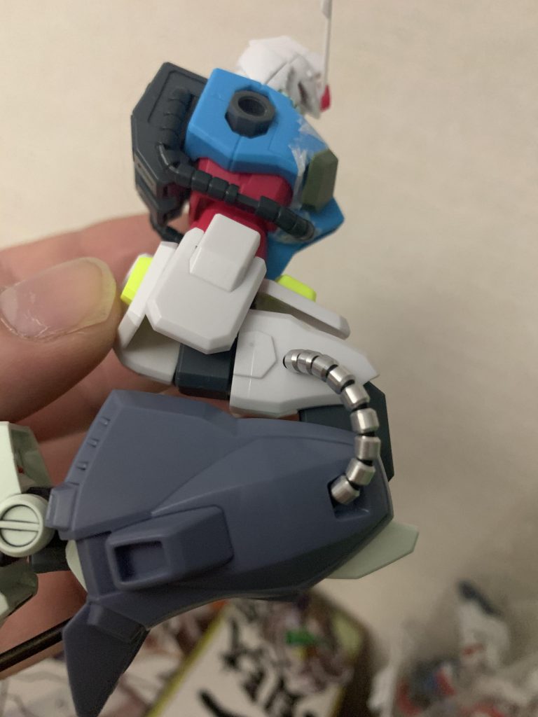 脚のパイプはRGのようにスプリングを使用し可動を阻害しないようになっています