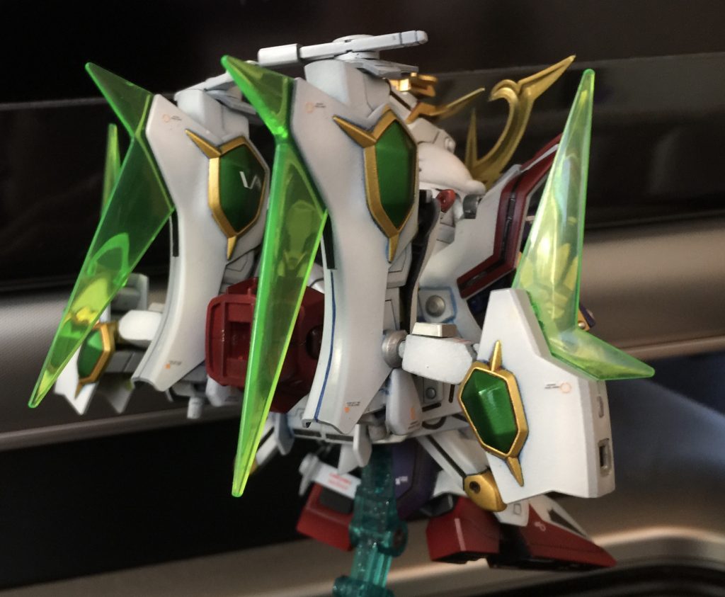 SD時の背面にリアル形態のパーツを背負う形になっています。