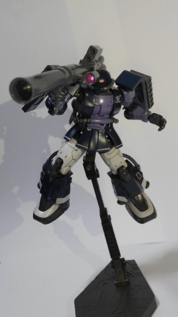 黒い三連星の専用機として、ガイアとマッシュ選択式の
キットでしたが・・・
バズーカ大好き、弾倉大好き病の真っ只中ということで
迷うことなくガイア専用機でございます。
劇中ではルウム戦役にて特別強襲連隊を率いてレビル艦隊に迎い、
強襲するシーンが非常に印象的。