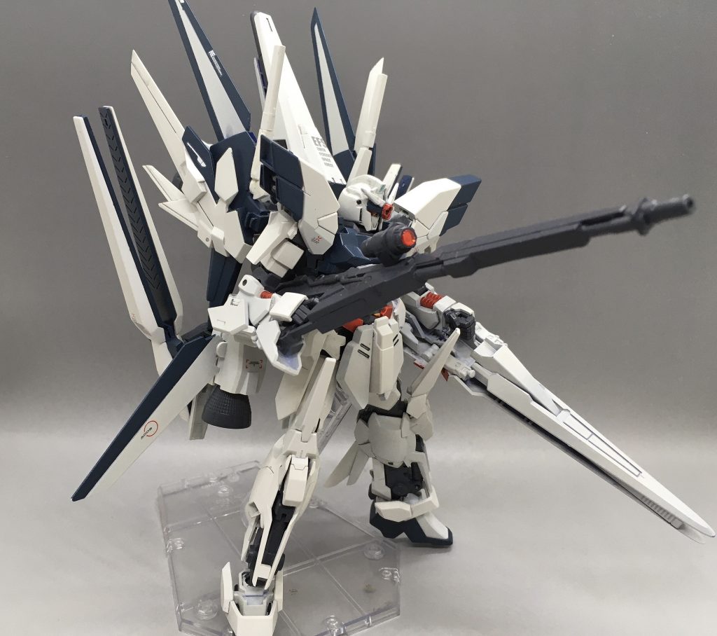 武器はロングライフル、シールドランチャー、頭部ハイメガ砲、ファンネル、ビームサーベルなど