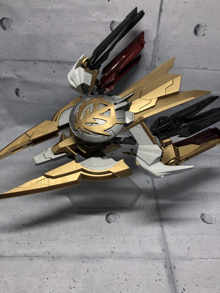 今回は換装させた武装だけでこんな感じで飛行形態にできるようにしてます。