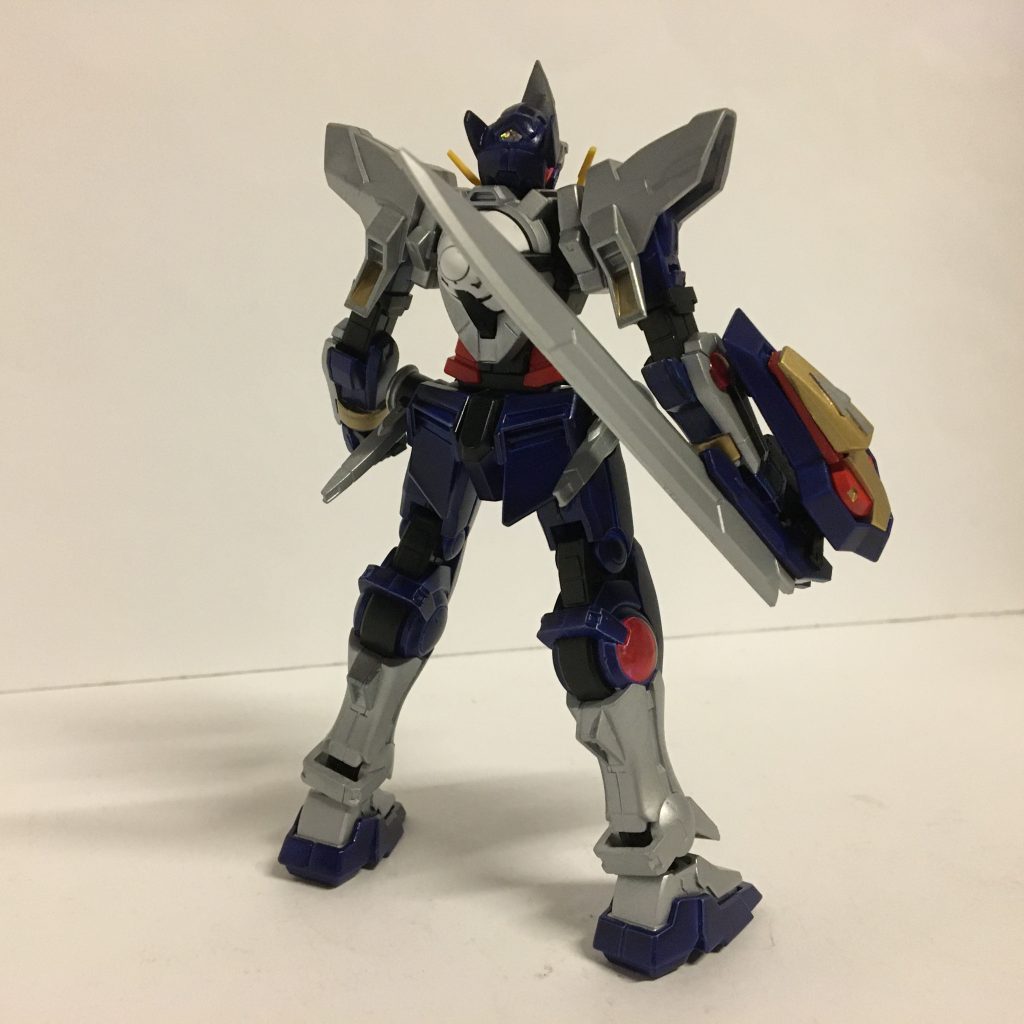 後ろ姿からでも仮面ライダー剣と思えるように色合いを考えながら取り組みました。
レンズパーツはクリアレッドで塗装しています。